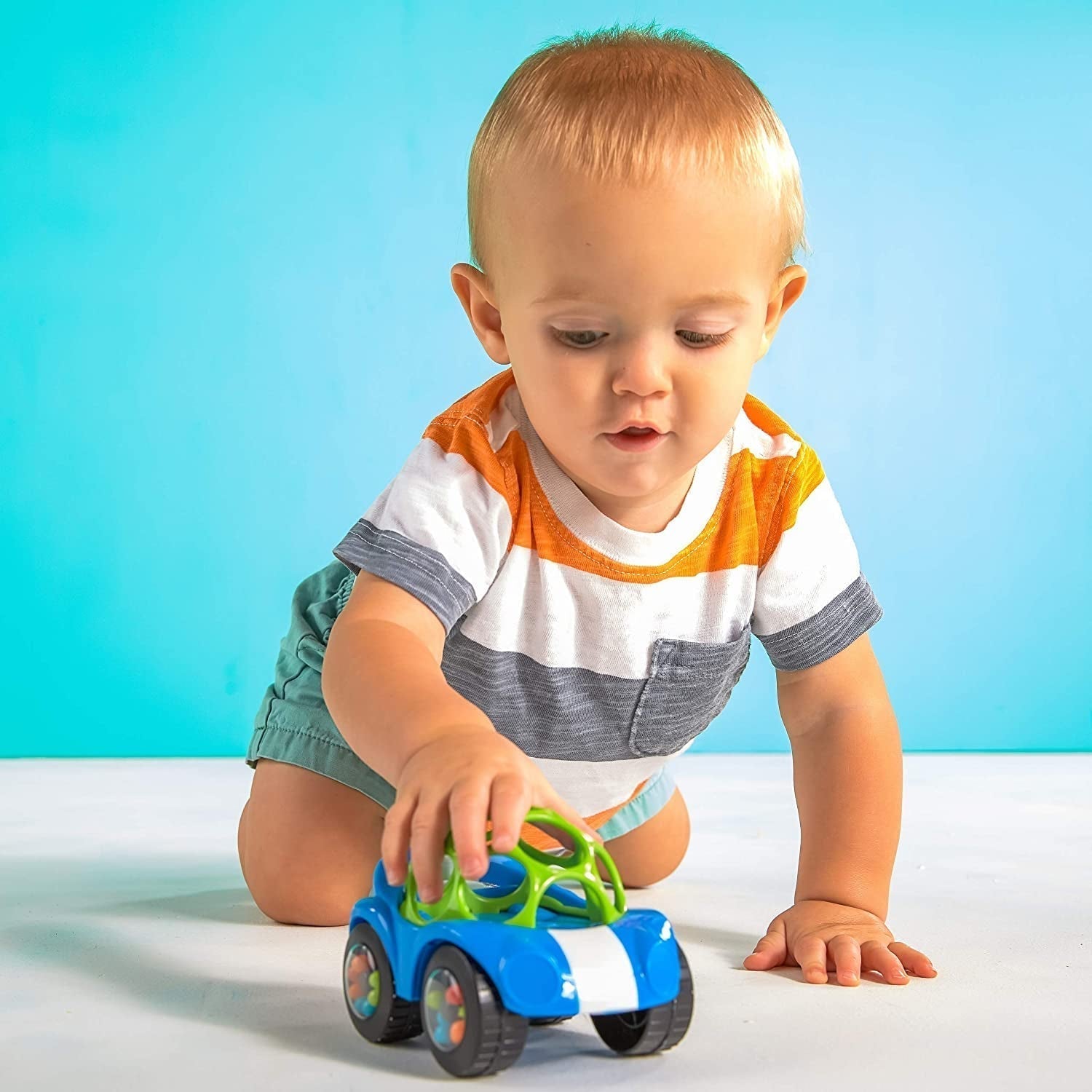 Bright Starts, Oball, mașină de jucărie cu zornăitor, jucărie cu activitate motorie pentru bebeluși și copii mici de la 3 luni, 1 bucată, culoare aleatorie albastru sau roșu Jucarii Bebe Naty Shop