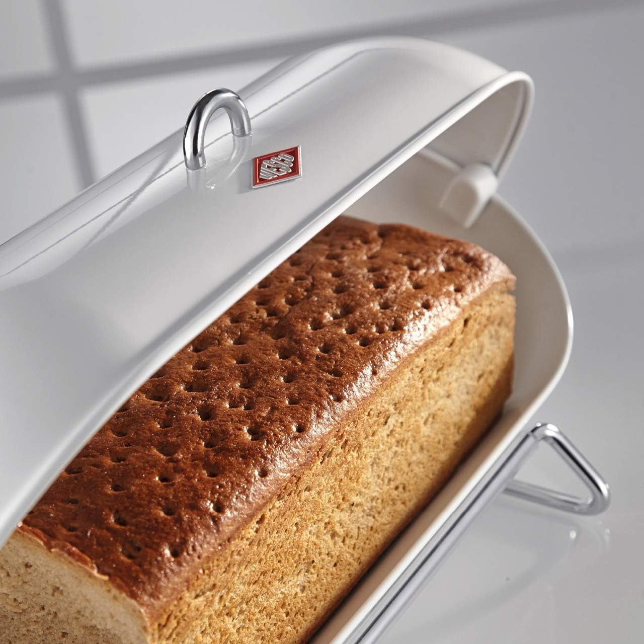 Coș pentru pâine WESCO Breadboy cu capac articulat fără zăngănit, de culoare roșie, din tablă de oțel acoperită cu pulbere, găuri de ventilație și mâner robust Cutii depozitare alimente Naty Shop