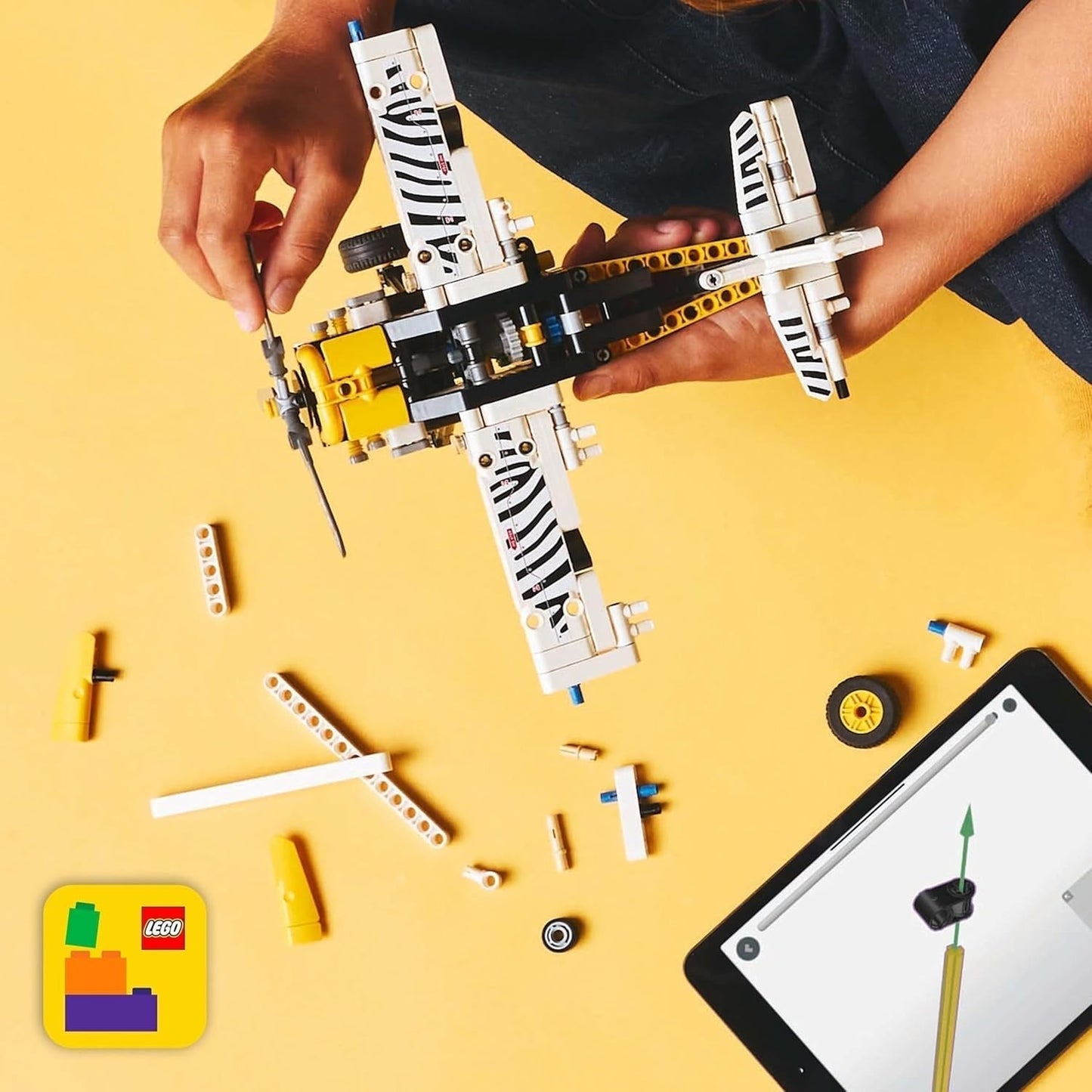 Avion cu elice LEGO Technic, jucărie construibilă pentru copii, cadou pentru băieți și fete de la 8 ani, model de avion cu elice rotativă și motor cu piston cu 4 cilindri 42198 Seturi de constructie Besuche den LEGO-Store