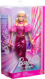 Păpușa Barbie Deluxe Style #5 într-o ținută roz metalizată, blondă, cu un top cu corset strălucitor și pantaloni strălucitori, cu accesorii precum un colier roz și o geantă de mână, JFP40