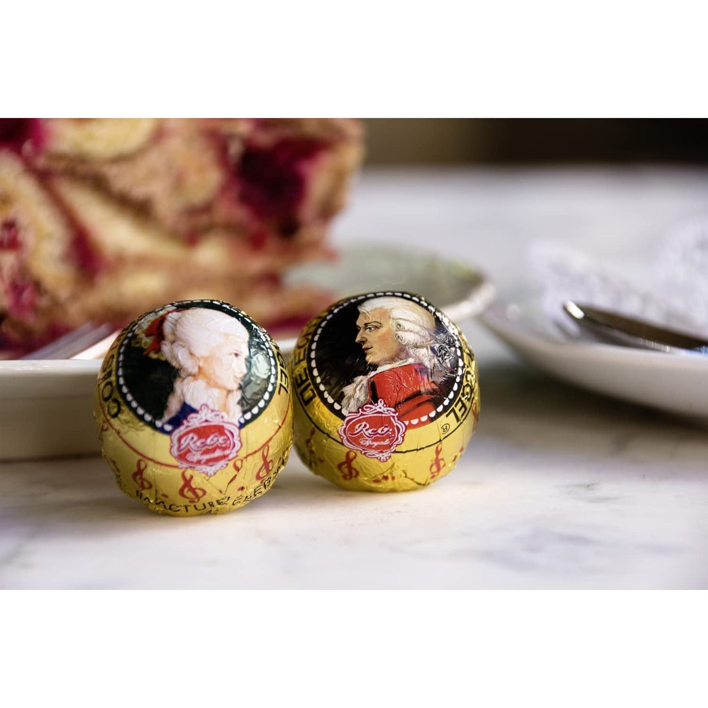 Reber, Duet Mozart-Kugeln, pachet de 2, bile Mozart din ciocolată neagră umplute cu fistic și marțipan, migdale și nuga cu alune, 40g (2 bile Mozart)
