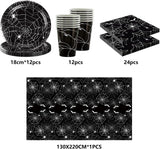 Set de tacâmuri din hârtie cu păianjeni de Halloween, format din 49 de piese, inclusiv farfurii, șervețele, pahare și față de masă. Set de tacâmuri negre pentru petrecere, cu farfurii de desert, șervețele și pahare.
