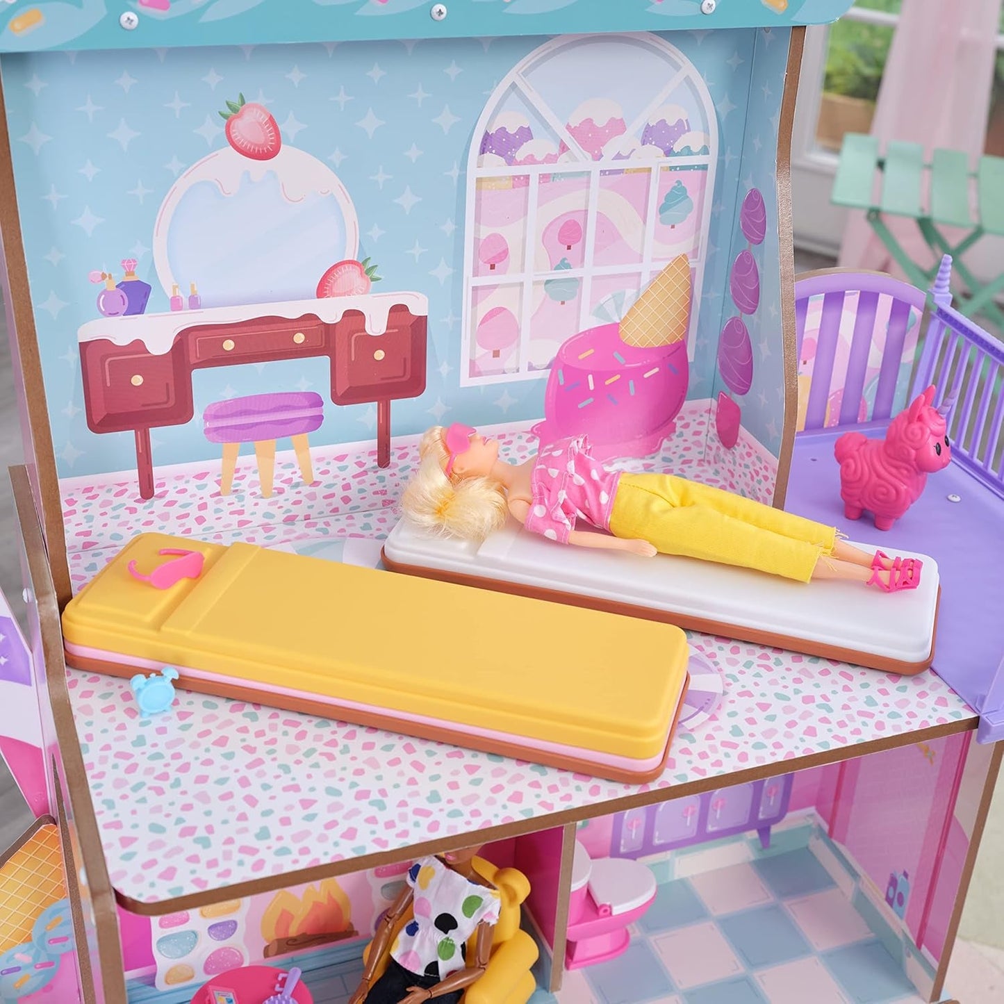 KidKraft Casă de păpuși din lemn, Castel cu bomboane, cu mobilier și accesorii, Casă cu figurină lamă unicorn, lift cornet de înghețată și scaun ursuleț gumat pentru păpuși, Jucărie pentru copii de la 3 ani în sus, 20242