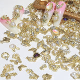 50 Stück Gold Nail Charms,Mix Styles Glitzersteine Nägel Perle Legierung Nagel Steine Blume Schmetterling Strasssteine Nägel Herz Stern Nagel Charms DIY Nail Art Zubehör Frauen Nägel Deko