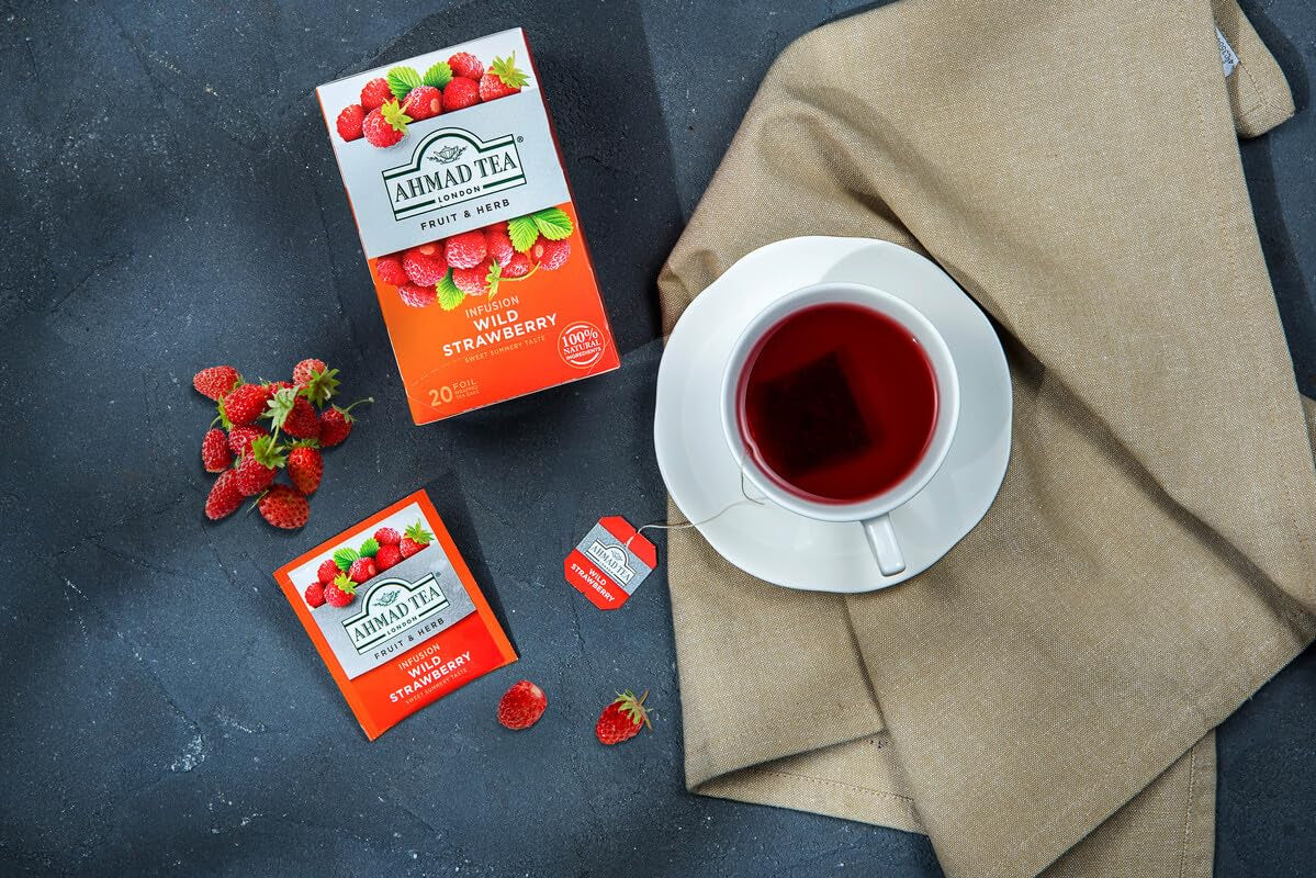 Ahmad Tea - Căpșuni sălbatice - Ceai de fructe și plante fără cofeină - Căpșuni - Pliculețe de ceai ambalate individual, cu aromă sigilată, cu 2 g de ceai per porție - 20 de pliculețe de ceai cu bandă