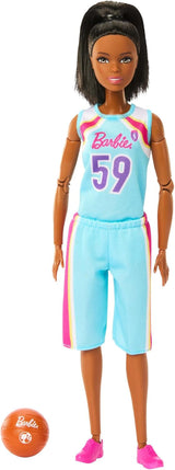 Păpușă Barbie Made to Move și accesorii, jucătoare de baschet brunetă cu rochie sport detașabilă și minge, 22 de articulații articulate, HKT74