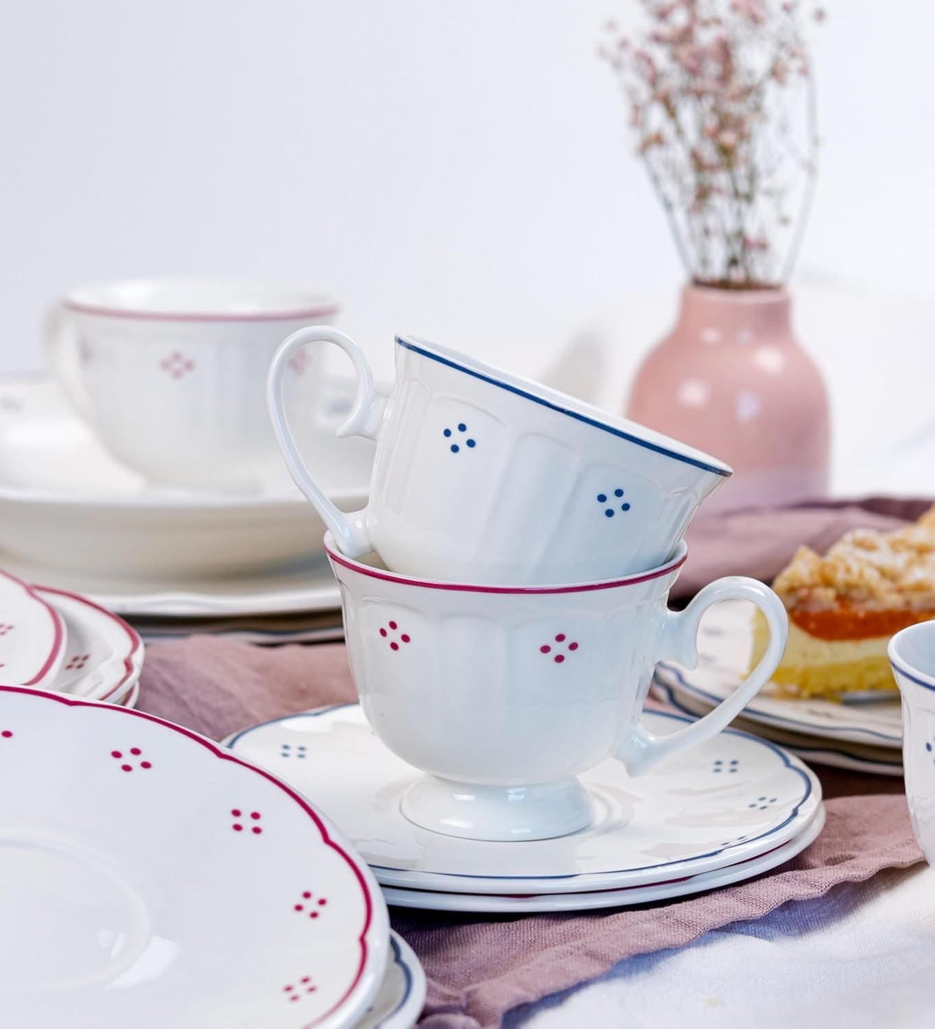 Seria Mäser Lova, serviciu de cafea din porțelan cu 18 piese – 6 farfurii de desert (19,5 cm), 6 cești (19 cl) și 6 farfurioare (15,5 cm), albastru
