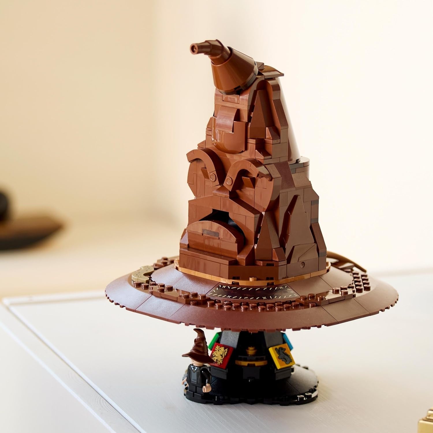 LEGO Harry Potter Pălăria vorbitoare, model Hogwarts pentru adulți, cadou de film pentru femei, bărbați, mamă și tată, cu 31 de combinații de sunete aleatorii, te sortează în casa ta Hogwarts 76429 Seturi de constructie Besuche den LEGO-Store