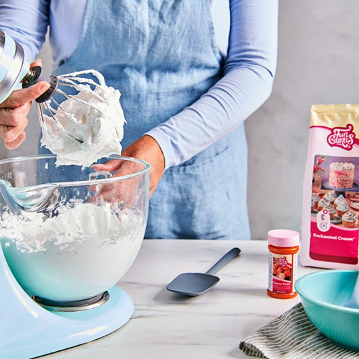 Funcakes Mix Für Enchanted Cream®: Einfach Zu Verwendende, Sehr Leichte Und Flauschige Schneeweiße Creme, Perfekt Zum Füllen Und Abdecken Von Kuchen Oder Als Belag Für Cupcakes, Halal., 900 G Amestec pentru copt si gatit Naty Shop