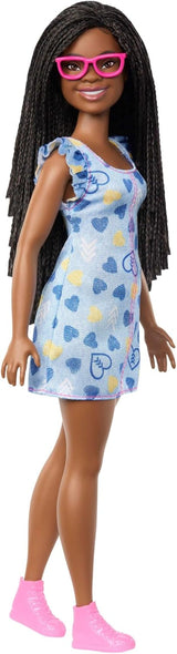 Păpușa Barbie Fashionistas nr. 229 cu sindrom Down, într-o rochie cu model de inimă, dezvoltată în colaborare cu Societatea Națională pentru Sindromul Down, HYK14