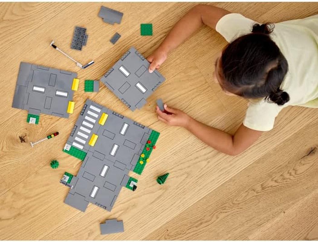 LEGO City Intersecție rutieră cu semafoare, set de construcție cu cărămizi care strălucesc în întuneric 60304 Seturi de constructie Besuche den LEGO-Store