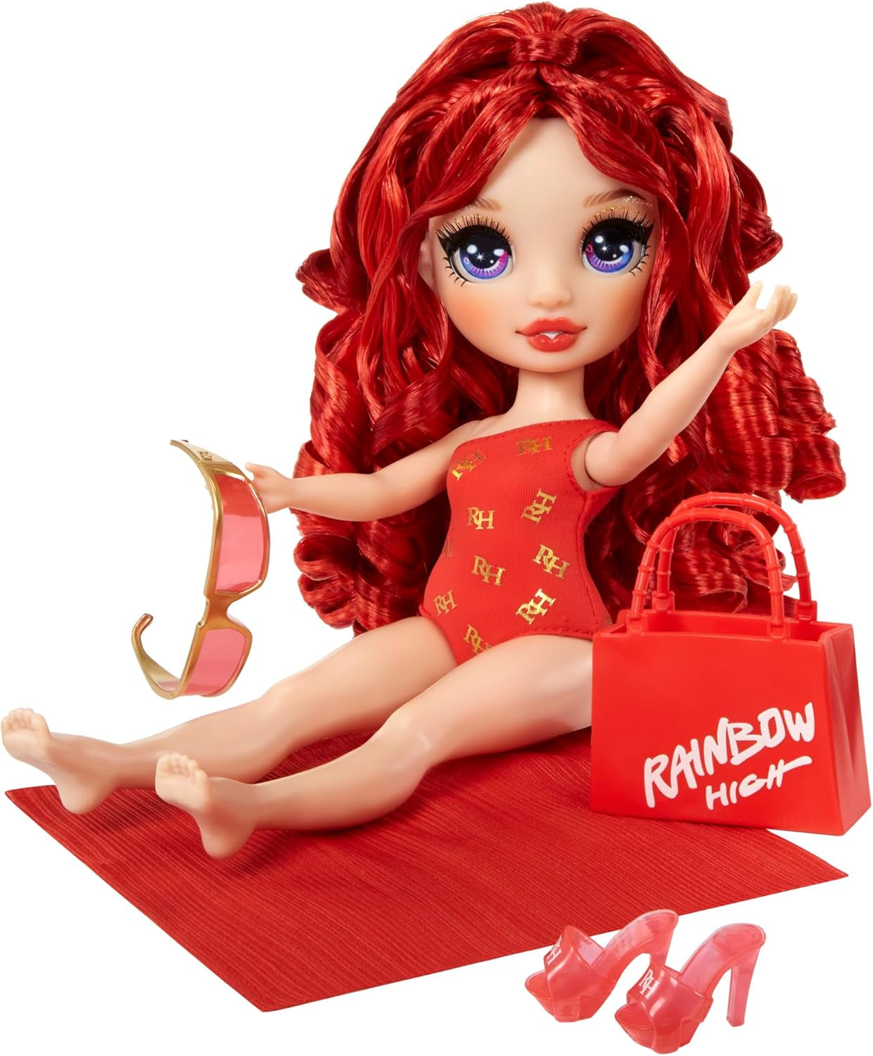 Rainbow High Swim & Style - Ruby (Roșu) - Păpușă de 28 cm cu Pareo Strălucitor, peste 10 Moduri de Purtare - Costum de baie detașabil, Sandale, Accesorii de Joacă - Jucărie - Ideală pentru Vârste 4-12 ani