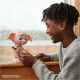 Wizarding World Harry Potter - Păpușa interactivă Dobby House Elf cu peste 30 de sunete, propoziții și mișcări, germană-italiană, jucărie pentru copii de la 6 ani, Fan Article Papusi Naty Shop
