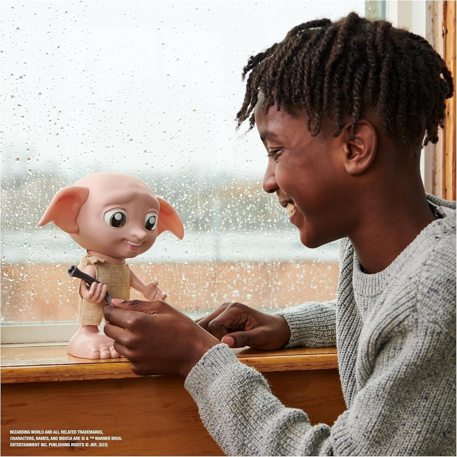 Wizarding World Harry Potter - Păpușa interactivă Dobby House Elf cu peste 30 de sunete, propoziții și mișcări, germană-italiană, jucărie pentru copii de la 6 ani, Fan Article Papusi Naty Shop