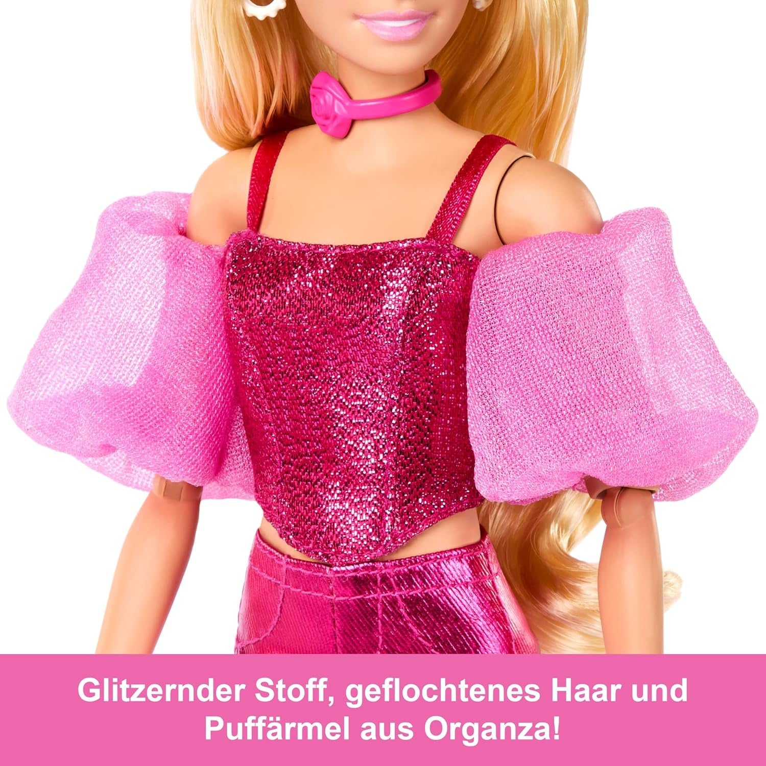 Păpușa Barbie Deluxe Style #5 într-o ținută roz metalizată, blondă, cu un top cu corset strălucitor și pantaloni strălucitori, cu accesorii precum un colier roz și o geantă de mână, JFP40