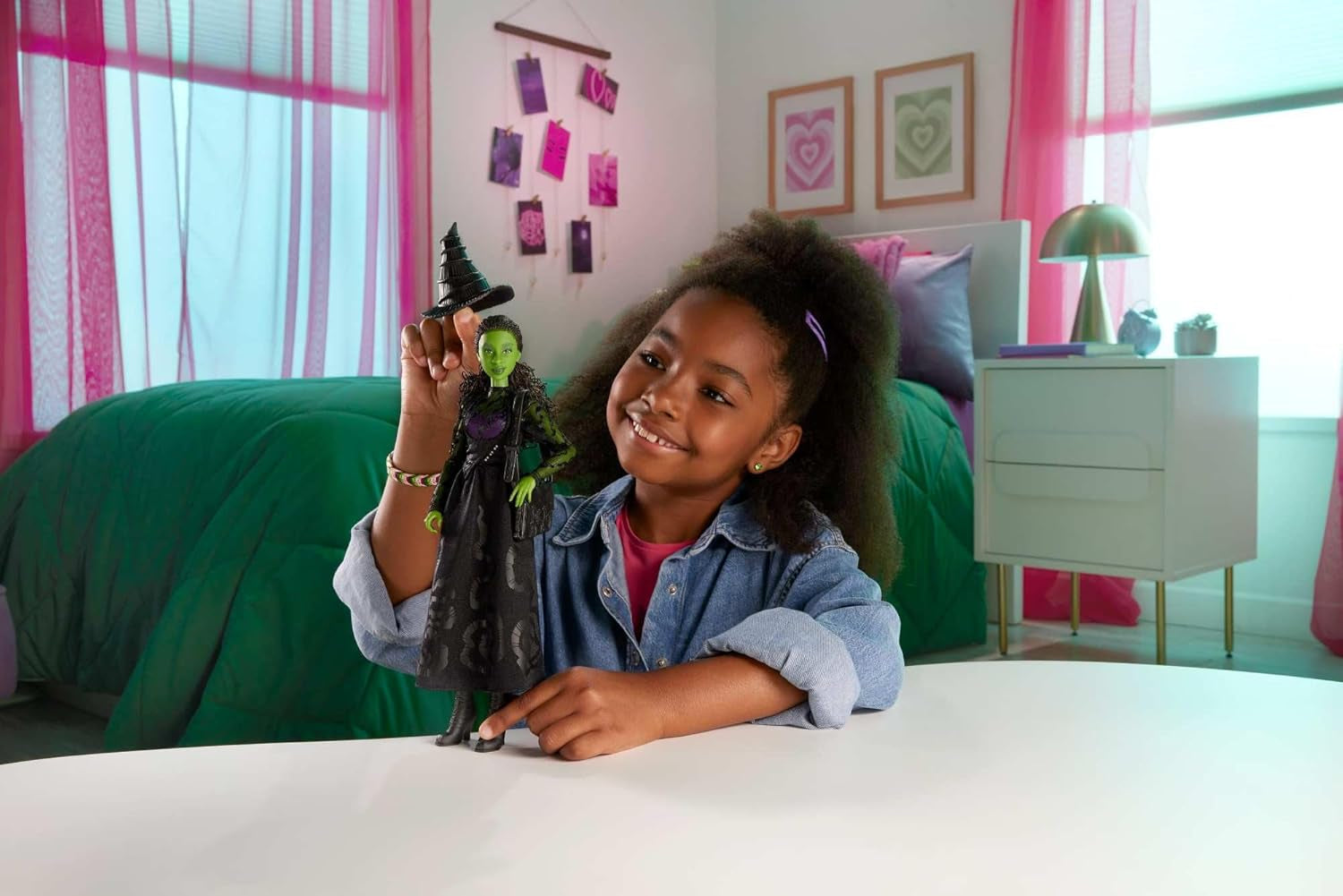 Păpușă de modă Mattel Wicked Elphaba și accesorii cu piele verde, păr negru împletit, diverse poziții posibile și aspect de rochie de bal detașabilă, HXT62, [Multicoloră]