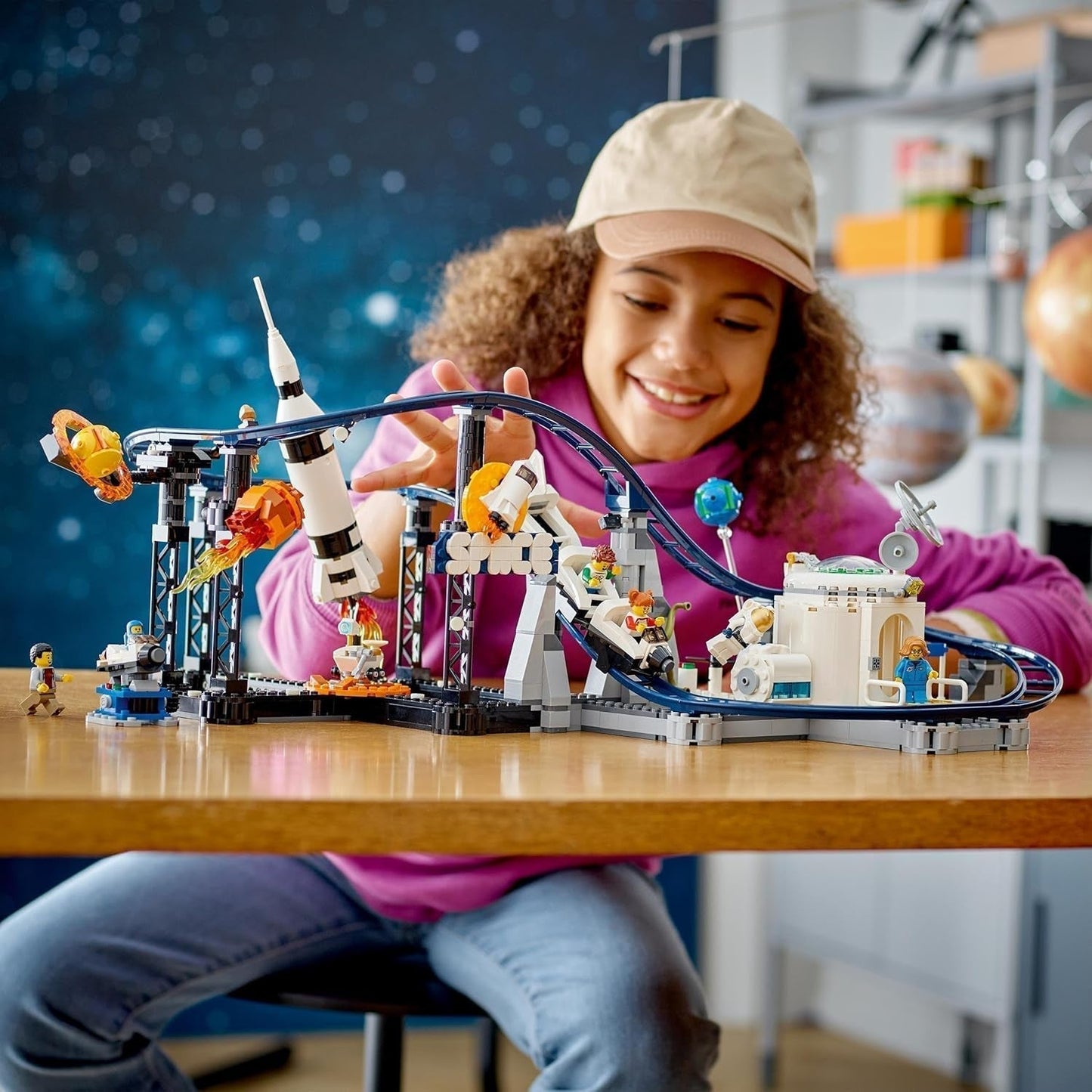 LEGO 31142 Creator 3-In-1 Rollercoaster spațial, kit de jucărie pentru bâlci cu cărucioare funcționale, convertibil în turn de cădere liberă sau carusel cu rachete și cărămizi strălucitoare Seturi de constructie Besuche den LEGO-Store