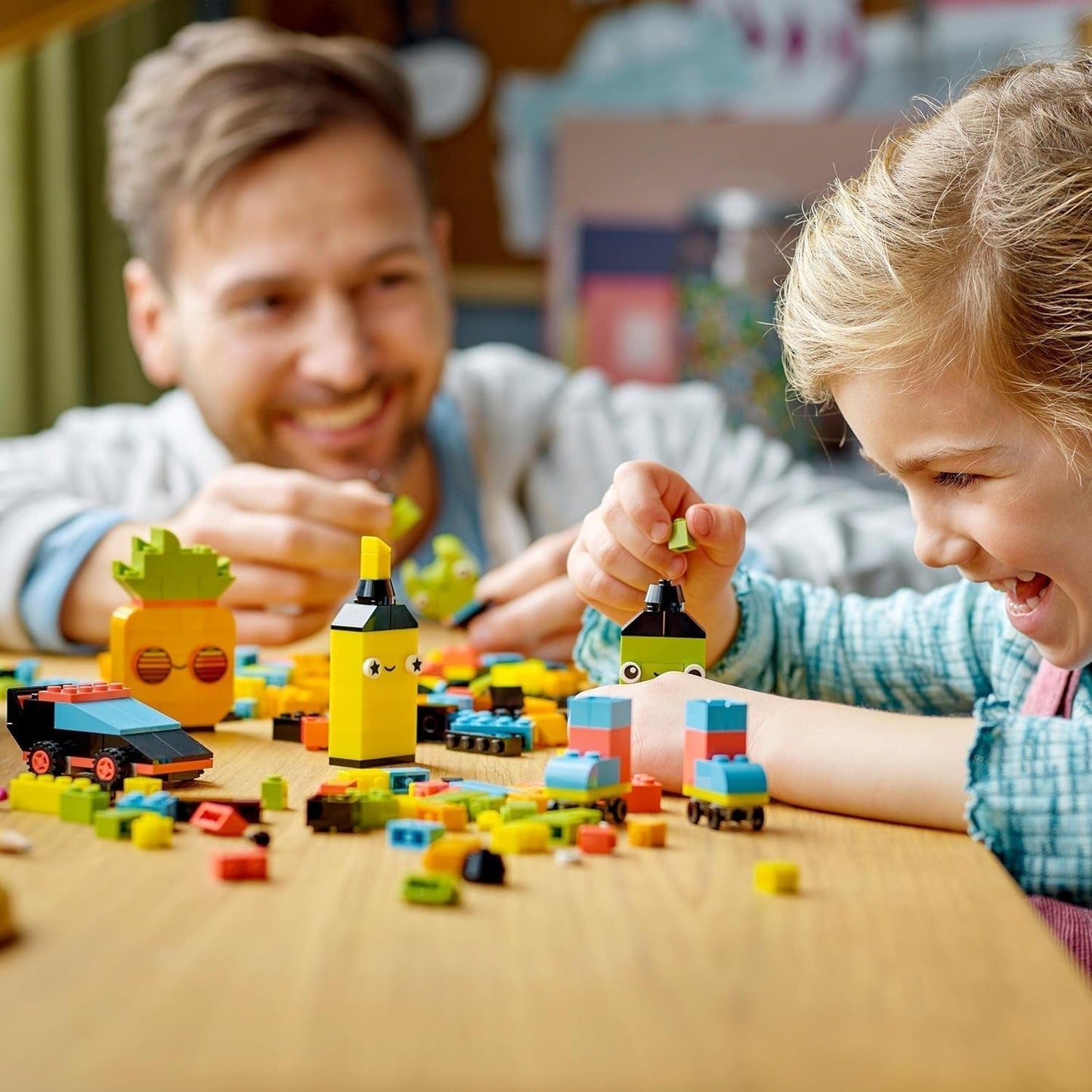LEGO 11027 Classic Neon Creative Building Set, Brick Box Set, Jucărie de construcție cu modele: mașină, ananas, extraterestru, patine cu rotile, figuri și multe altele, pentru copii de la 5 ani în sus Seturi de constructie Besuche den LEGO-Store