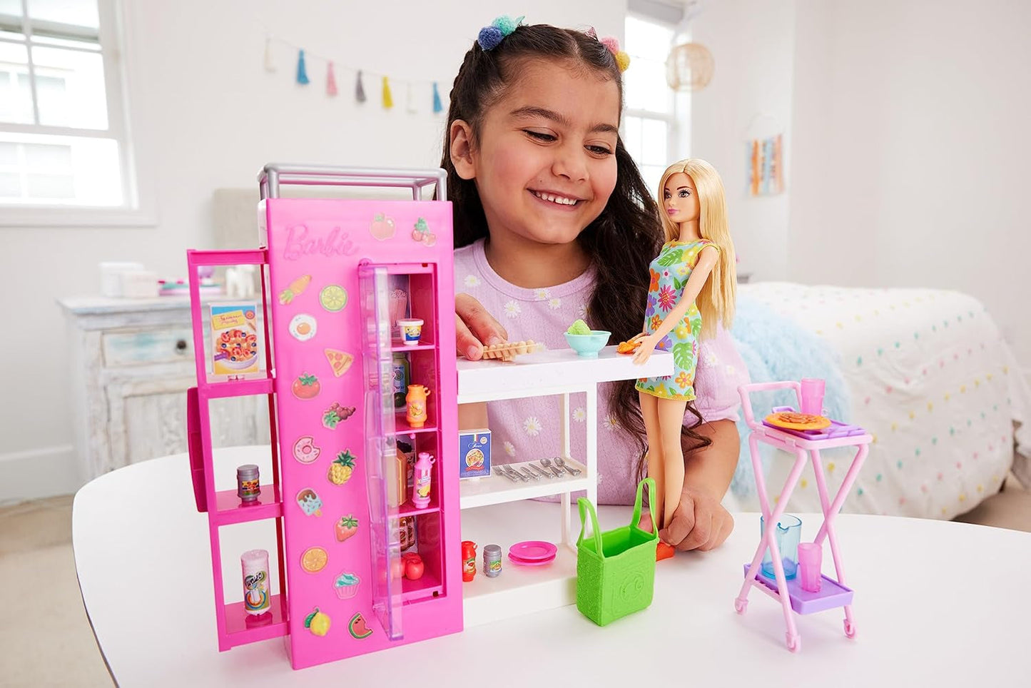 Păpușă Barbie Pantry Playset cu peste 25 de piese și accesorii de bucătărie - Perfectă pentru micii gurmanzi și cadou pentru copii cu vârsta de 3 ani și peste, HJV38