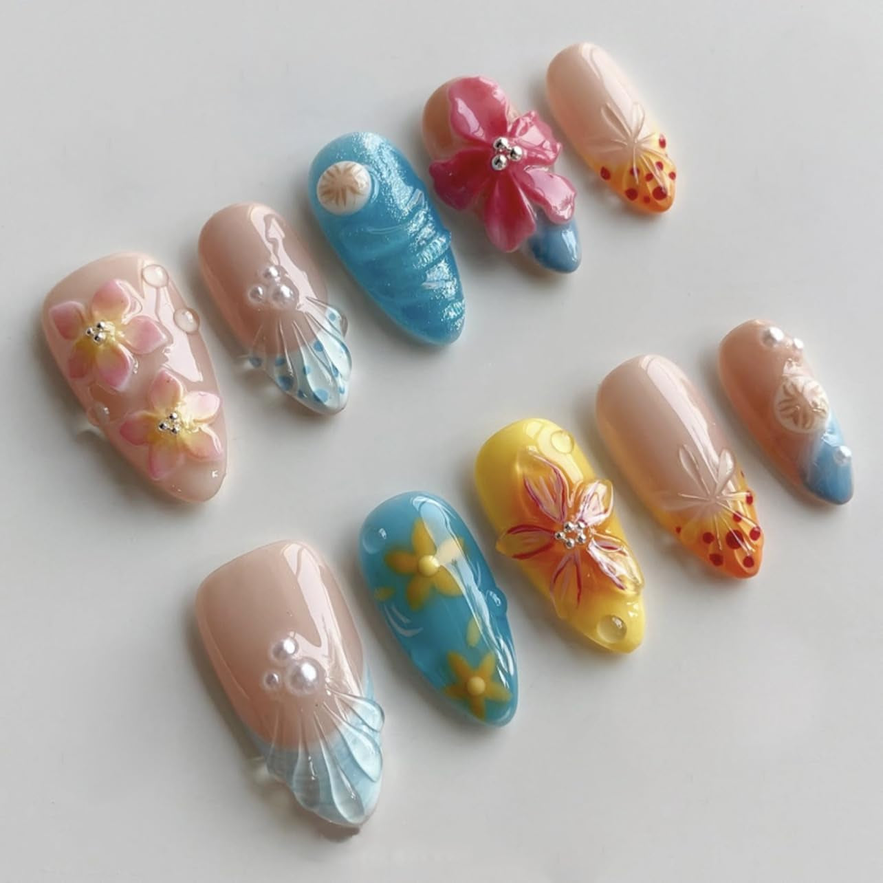 Mouyouglow 30 bucăți unghii false scurte, model floral cu dungi albe, culoare nud, model francez 3D, cu flori Y2K, cu lipici pentru unghii, vârfuri albe, flori argintii ondulate, vară, INS, unghii artificiale