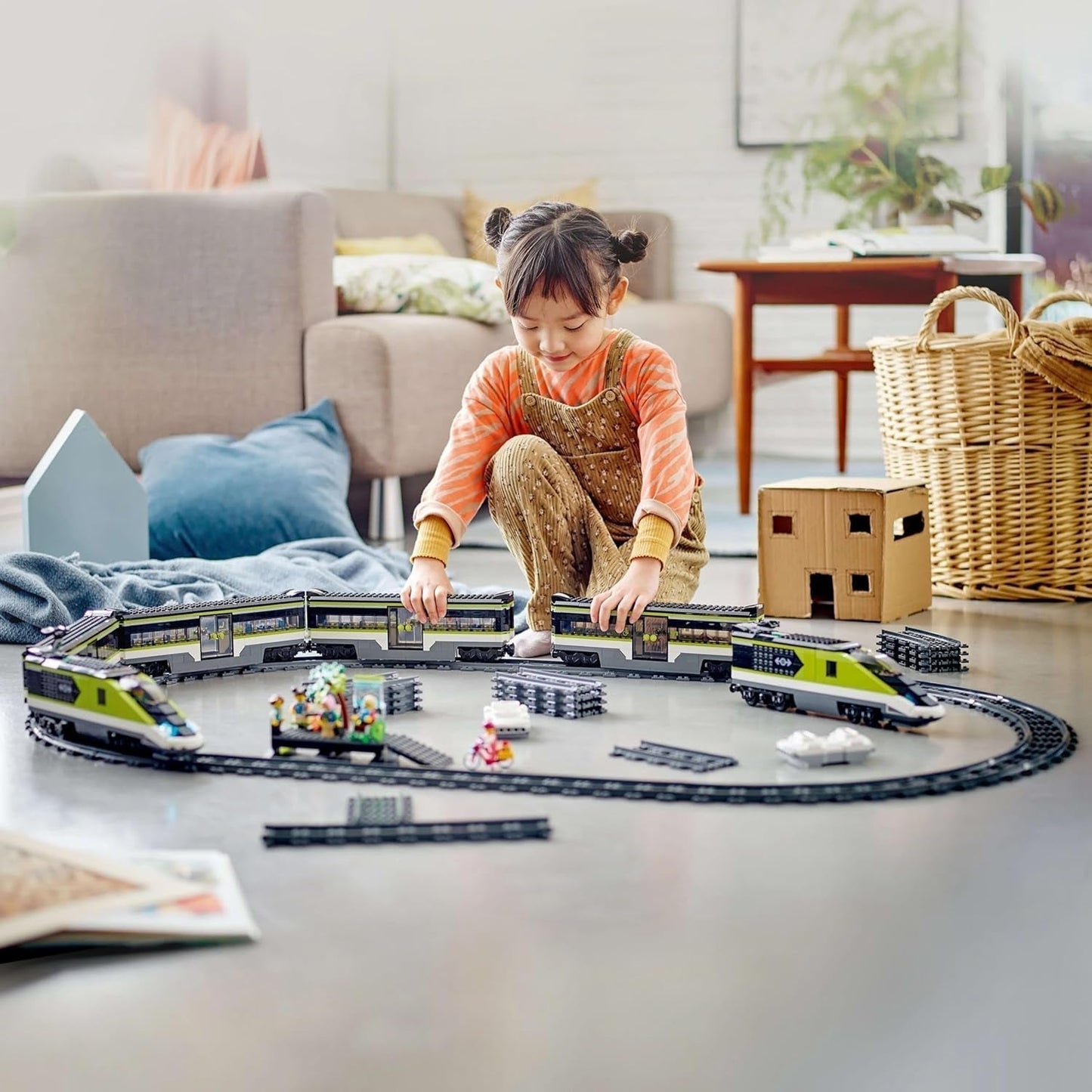 LEGO City Passenger Express Train, set cu tren controlat de la distanță, jucărie feroviară cu faruri, 2 vagoane și 24 de elemente de cale, cadou pentru copii, băieți și fete 60337 Seturi de constructie Besuche den LEGO-Store