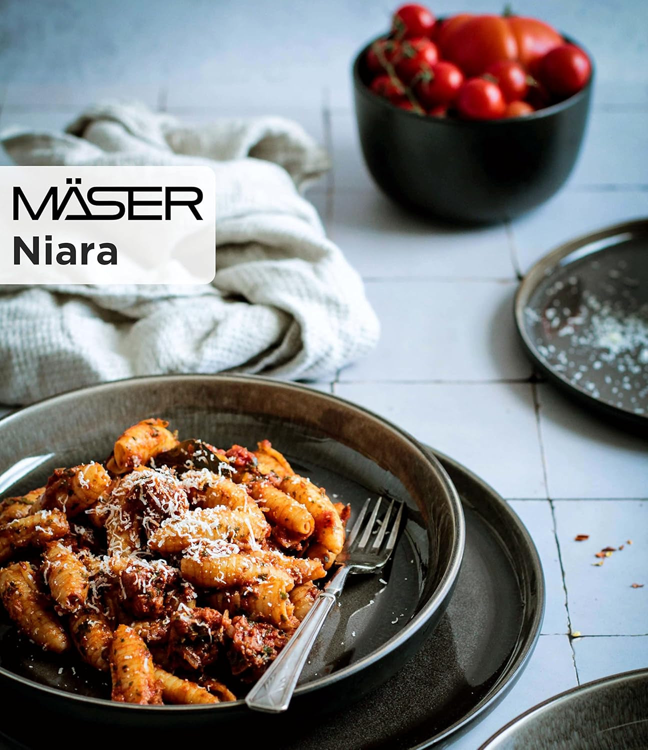 MÄSER 934020 Seria Niara, Set de veselă modern pentru 6 persoane într-un aspect vintage incitant, Set de mic dejun din ceramică cu 18 piese, gri și negru, Gresie
