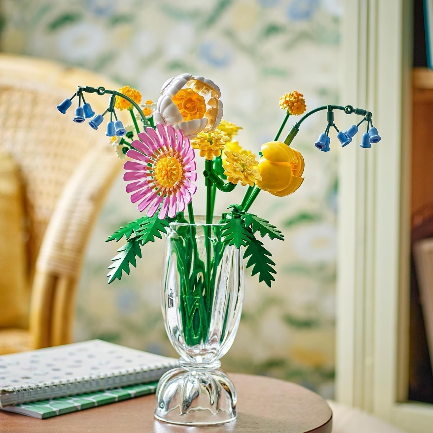Buchet mic de vară LEGO Botanicals - Set de construcție cu flori artificiale - Incl. albăstrele, ranunculițe, lalele - Idee de cadou pentru femei, mame și bărbați - 10347 Seturi de constructie Besuche den LEGO-Store