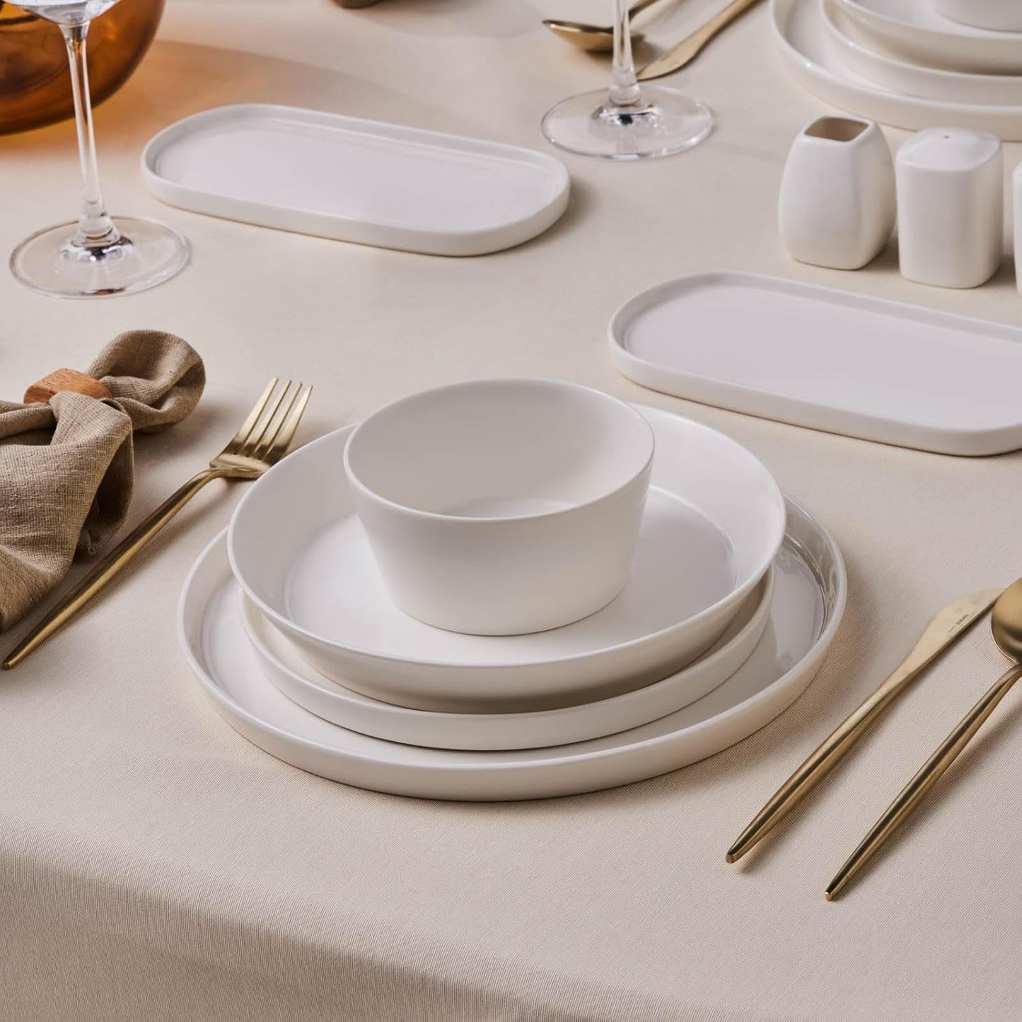 Set de veselă Karaca Stream Bone Bomo pentru 12 persoane, set elegant de farfurii pătrate, veselă elegantă din porțelan alb