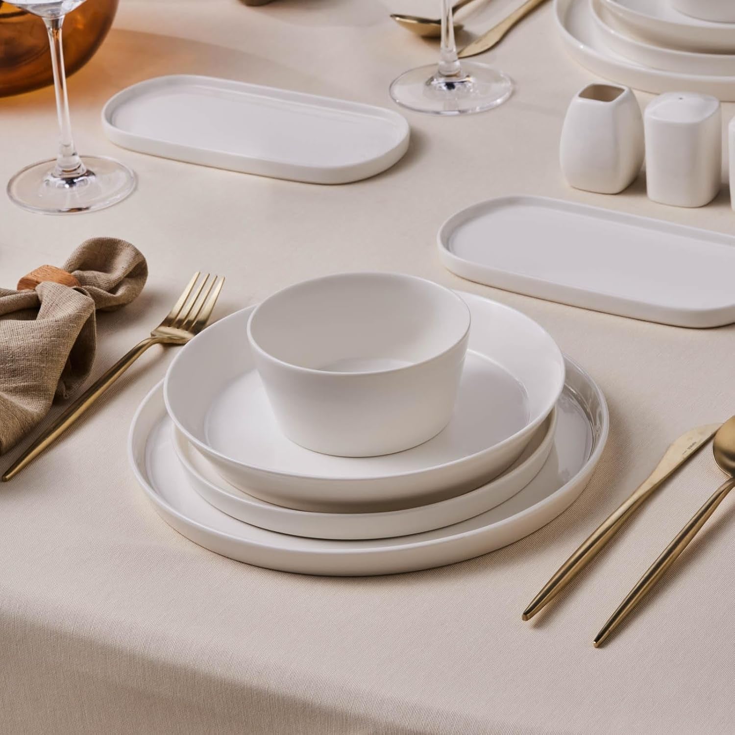 Set de veselă Karaca Stream Bone Bomo pentru 12 persoane, set elegant de farfurii pătrate, veselă elegantă din porțelan alb