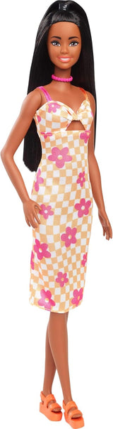 Păpușa Barbie Fashionistas nr. 233 cu păr negru, rochie midi portocalie în carouri cu flori roz, colier și sandale, HYT91
