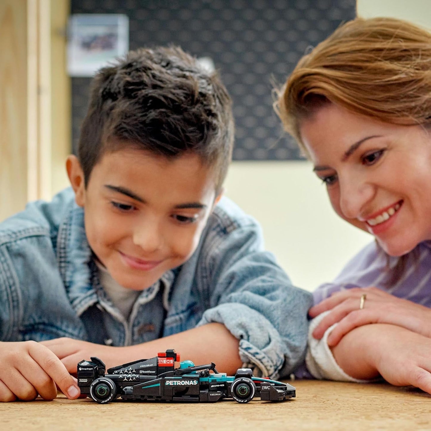 LEGO Speed Champions Mercedes-Amg F1 W15 Race Car - Jucărie cu minifigurină Formula 1 - Model de mașină de colecționat și construit - Cadou pentru băieți și fete 10+ sau fani adulți 77244 Seturi de constructie Besuche den LEGO-Store