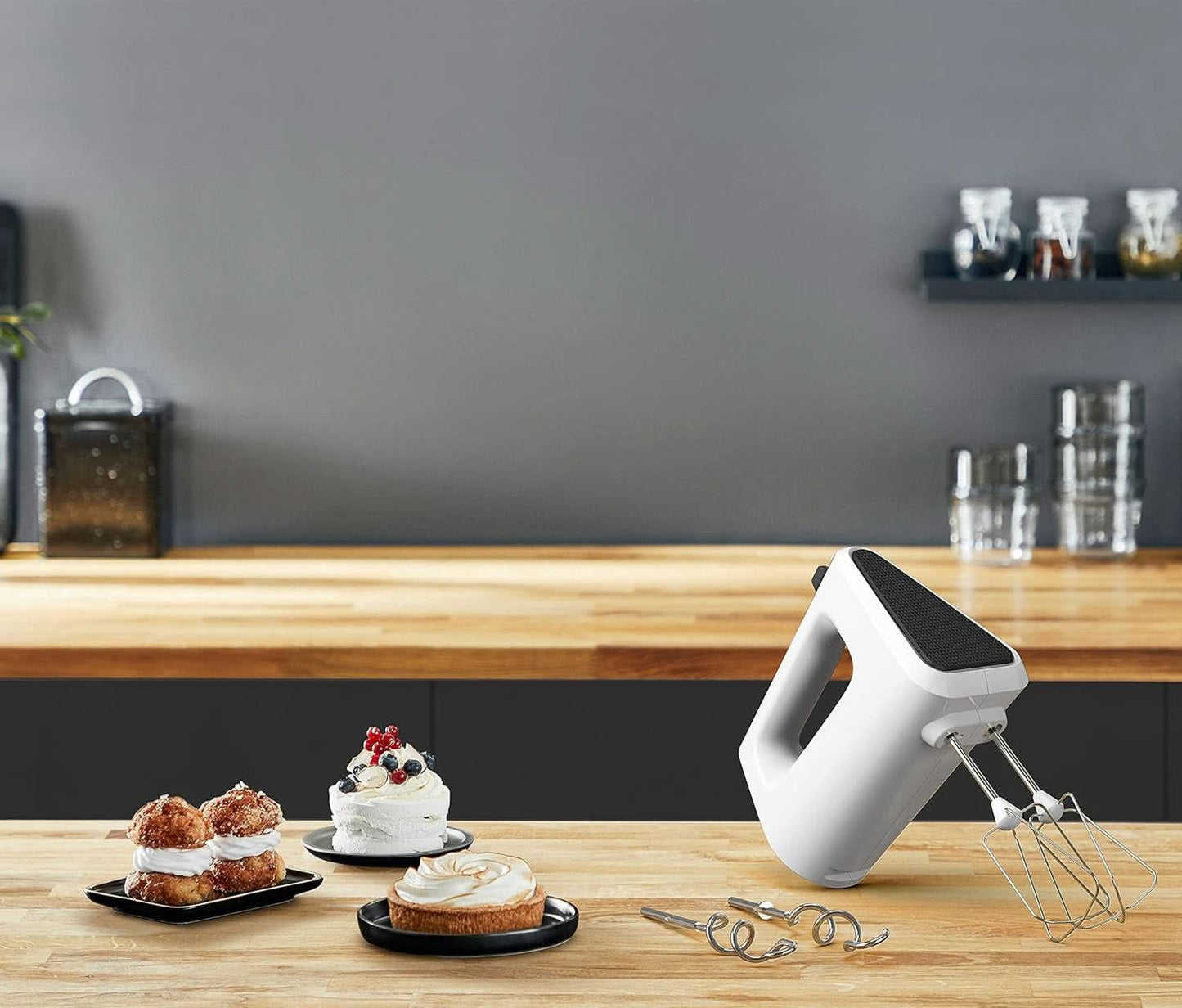 Krups GN4001 3 Mix 4000 Handmixer | 450 Watt | Robustes Design | Variabler Geschwindigkeitsregler | Turbo- Und Auswurf-Funktion | Inkl. 2 Rührbesen Und 2 Knethaken | Weiß/Grau Bucatarie Naty Shop