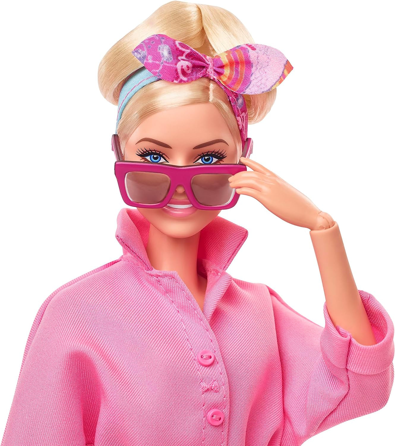 BARBIE THE MOVIE Margot Robbie - Puppe mit Kaugummi-Rosa Jumpsuit, Messy Updo, Sonnenbrille, Kopftuch, Wedge-Sneakers, Sammlerverpackung, für Kinder ab 3 Jahren, HRF29