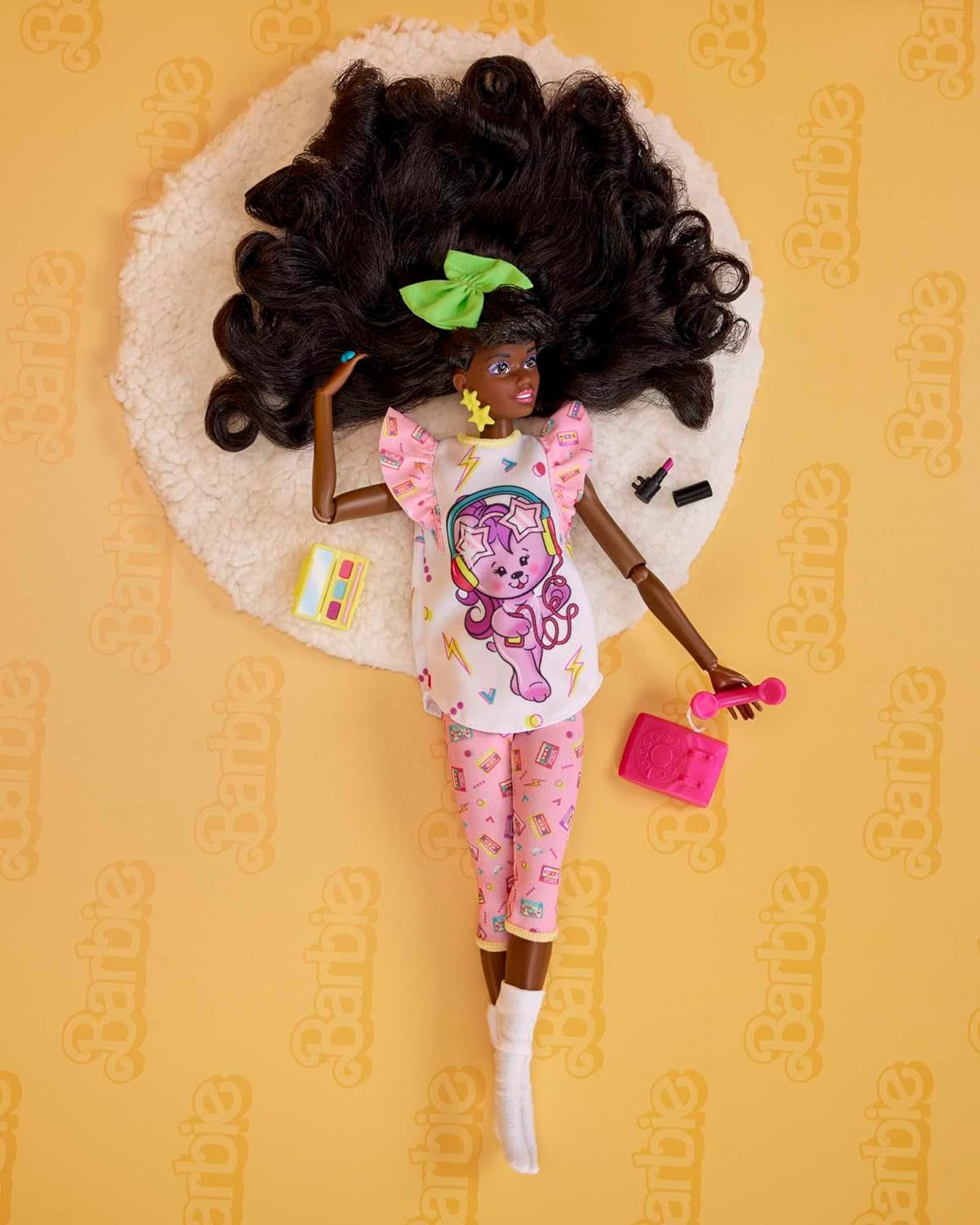 Barbie Rewind - Figurină de colecție nostalgică în stilul anilor '80, cu păr și ținută superbe, inclusiv televizor, popcorn și telefon, pentru fani și colecționari, HJX19