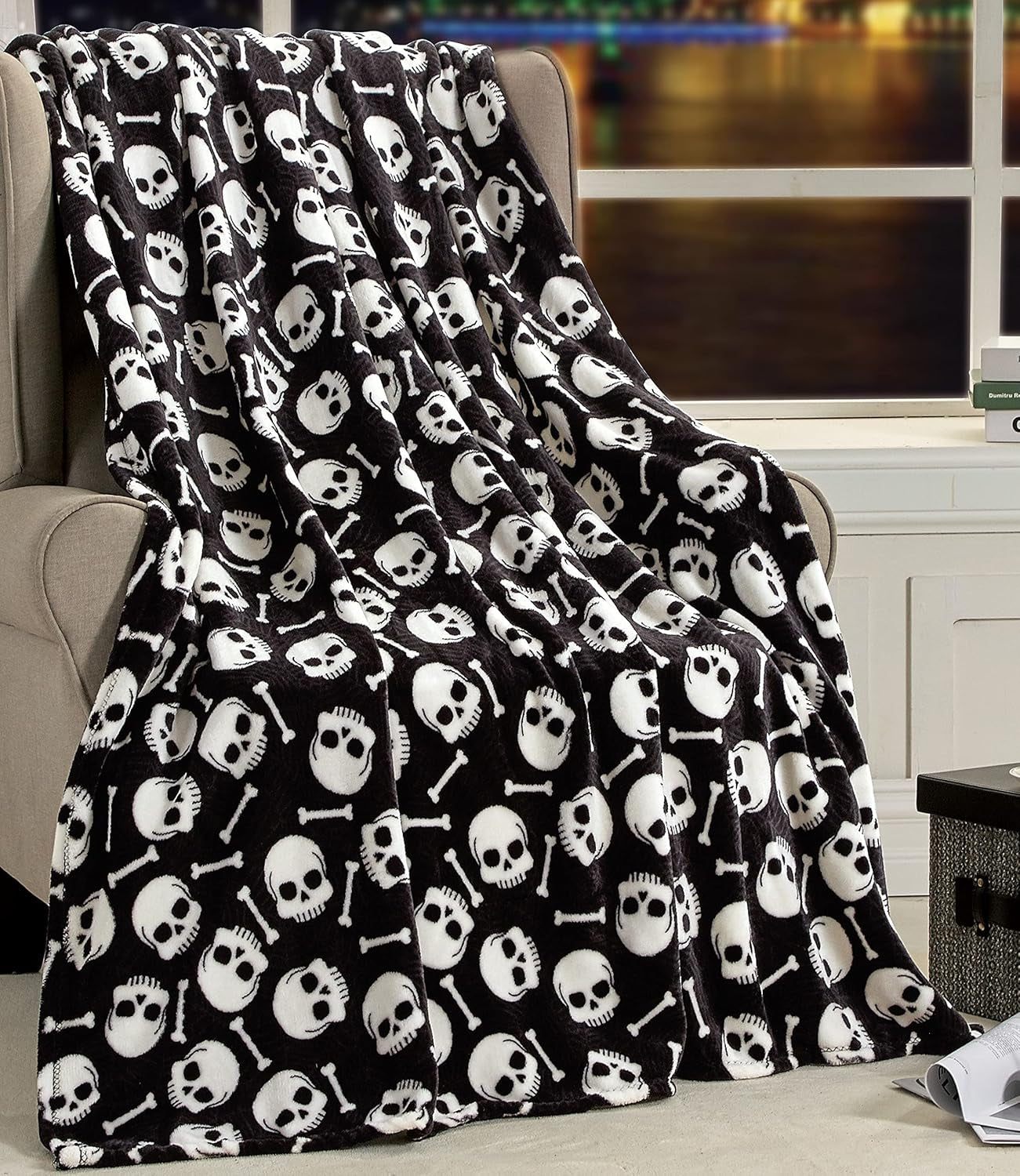 Elegant Comfort Pătură ușoară cu motive de Halloween, moale, confortabilă și plușată, perfectă pentru relaxare în acest sezon înfricoșător, 127 X 152,4 cm, Skull and Bones Paturi si Cuverturi Elegant Comfort Osul craniului 50 X 60