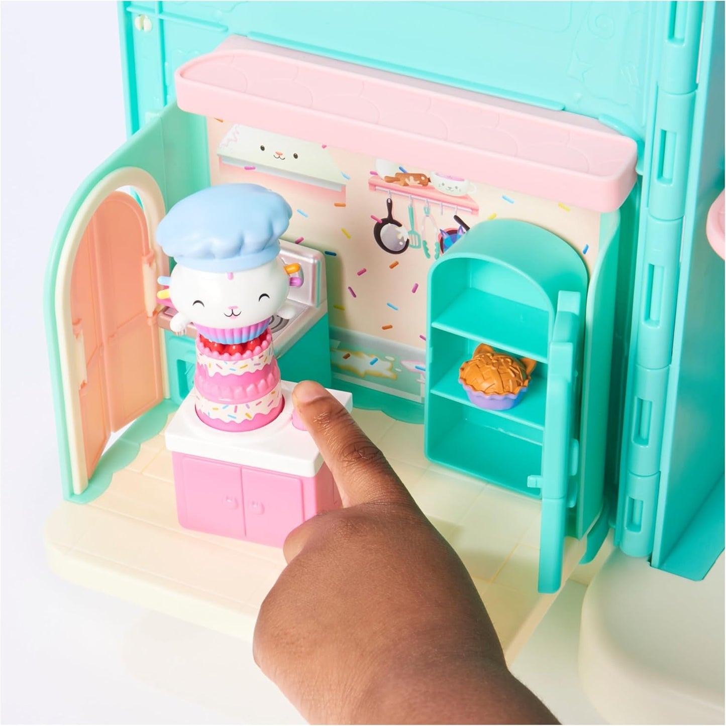 CASA DE PĂPȘI DREAMWORKS A LUI GABBY - Cameră Deluxe, Cofetărie cu Cakey, Bucătărie cu Kuchi (Română: Cakey), 3 piese de mobilier și 2 cutii surpriză cu accesorii, potrivită pentru copii cu vârsta de 3 ani și peste