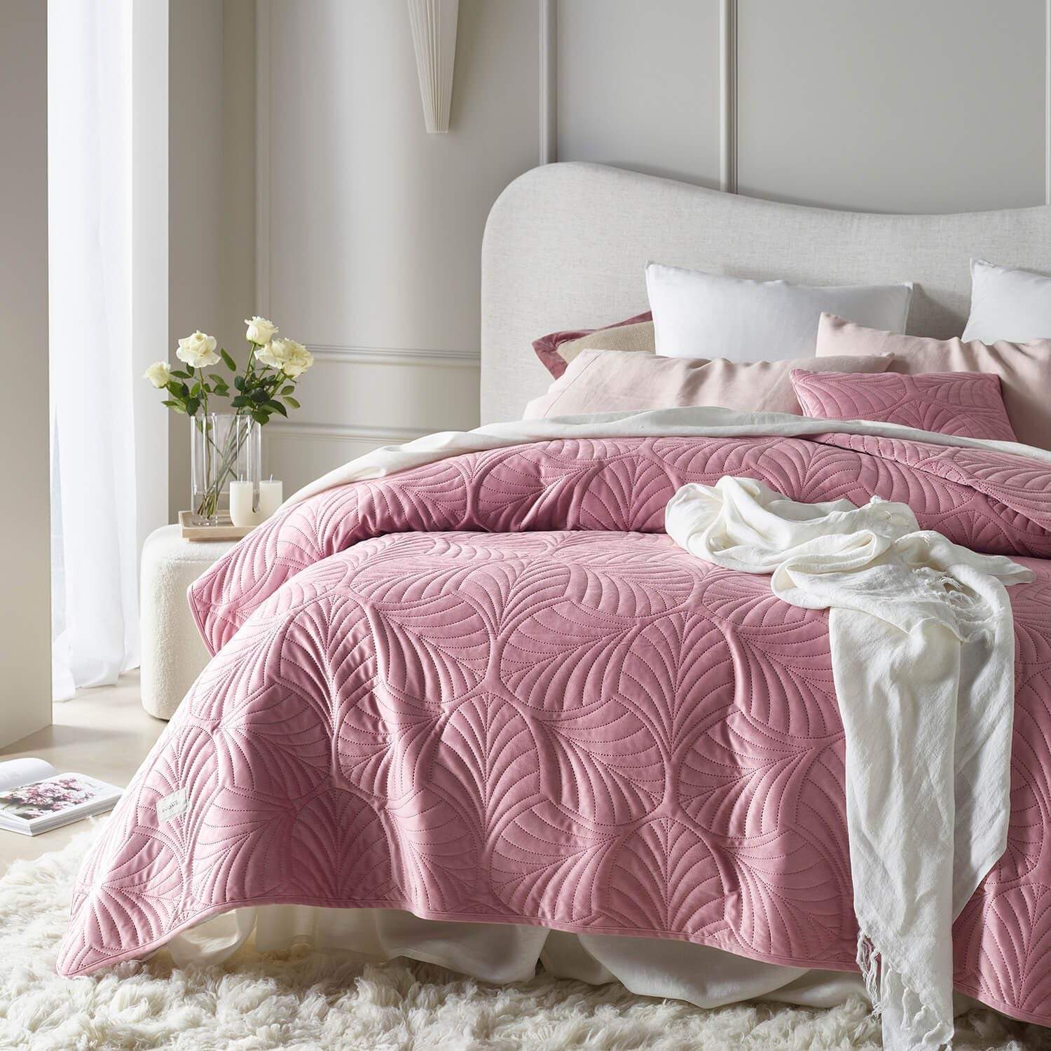 ROOM99 Feel Cuvertură de pat elegantă în bej 220 X 240 Cm Cuvertură de pat versatilă ca cuvertură de pat sau canapea Pătură de aruncare pentru pat și canapea Stil de cuvertură Ideal ca cuvertură de pat Catifea catifea Paturi si Cuverturi Besuche den ROOM99-Store Roz 220X240