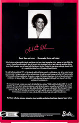 Păpușa Barbie Signature, Colecția Debbie Allen Tribute, cu bluză cu umeri goi, curea aurie și pantaloni mov cu franjuri și jambiere, JBJ24