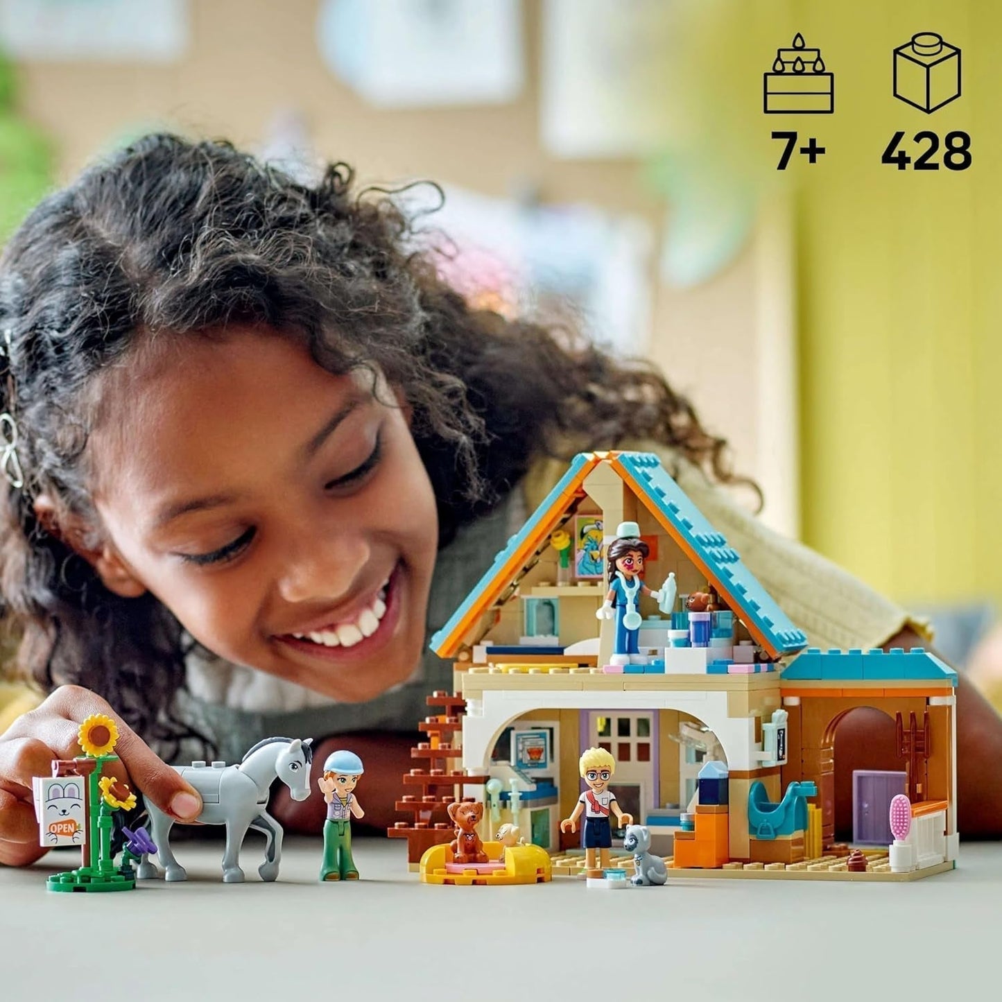 LEGO Friends Cabinet veterinar pentru cai și animale de companie, set de construcție și joacă pentru jocuri de rol imaginative cu 3 minifigurine și 5 figurine de animale, idee de cadou pentru fete de la 7 ani 42651 Seturi de constructie Besuche den LEGO-Store