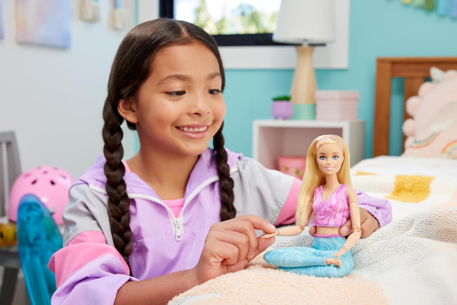Păpușă Barbie Made-to-Move cu păr blond, bluză sport roz detașabilă și pantaloni de yoga albaștri, 22 de articulații”, HRH27, [Multicoloră]