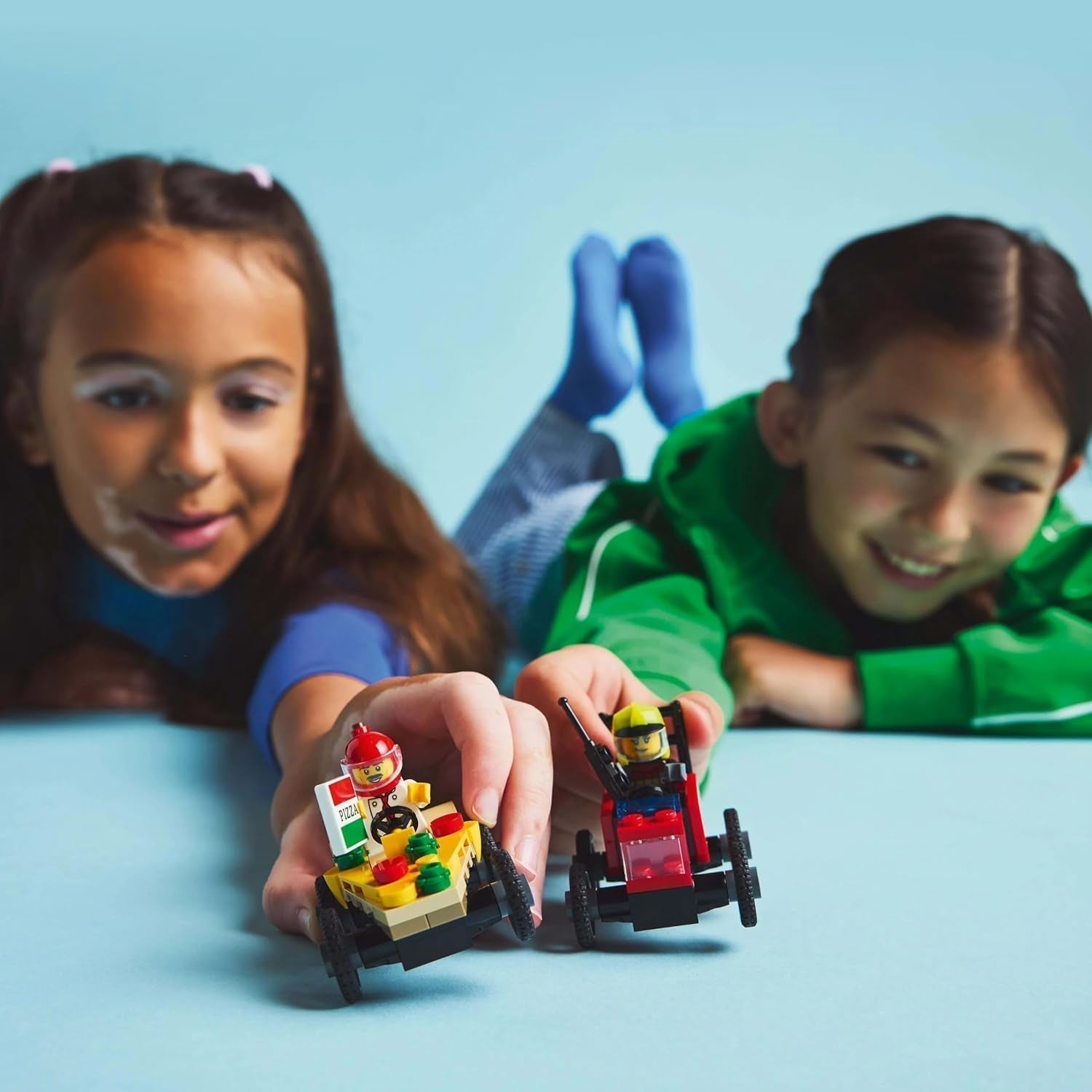 LEGO City Pizza Delivery Van Vs. Pizza Truck - Jucărie cu cutie de săpun pentru fete și băieți de la 5 ani - Set de construcție cu 2 minifigurine șofer - Cadou aniversar și de vacanță 60458 Seturi de constructie Besuche den LEGO-Store