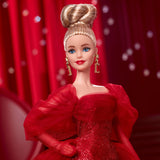 Păpușa Barbie Signature, figurină de colecție Mattel aniversară de 80 de ani, într-o rochie strălucitoare din tul roșu, cu cercei în formă de lacrimă și mănuși delicate, păr blond, JBJ17