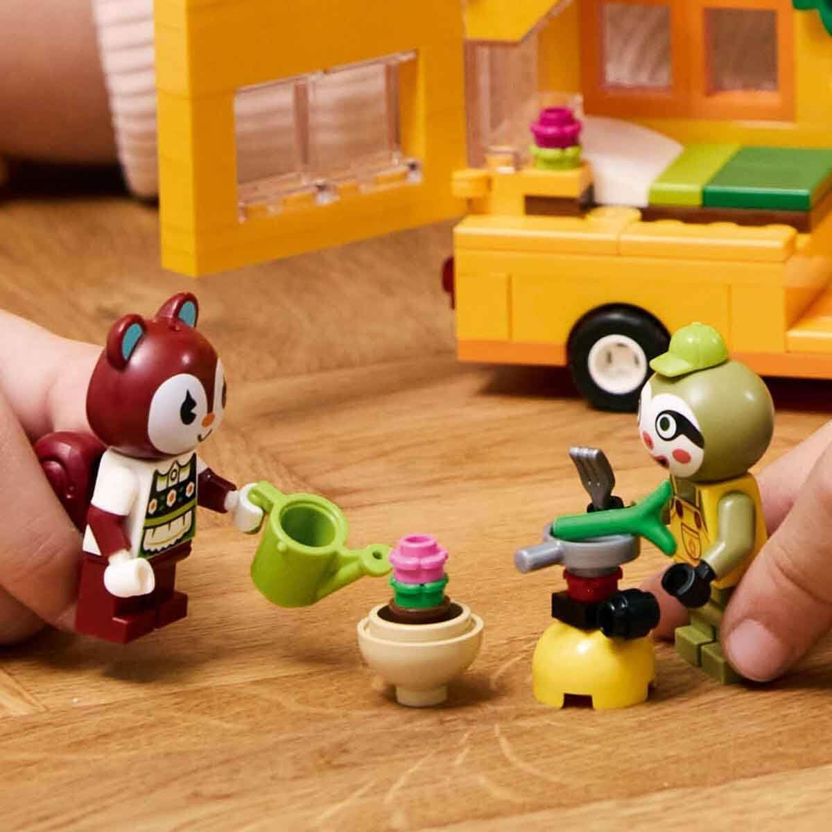 LEGO Animal Crossing Gerd's Caravan & Garden, set pentru jocuri de rol, mașină de jucărie pentru copii, cadou pentru fete și băieți de la 7 ani, jucărie pentru jocuri video cu figurine de animale 77054 Seturi de constructie Besuche den LEGO-Store