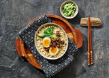 Nissin Demae Ramen – Vită picantă, pachet de 10, tăiței instant în stil japonez cu aromă de vită și condimente asiatice, rapid și ușor de preparat, mâncare asiatică (10 x 100 g)