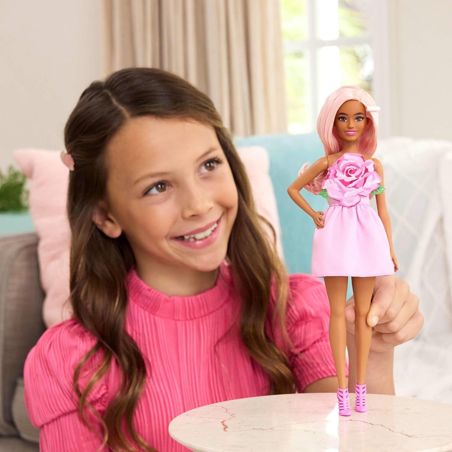 Păpușa Barbie Fashionistas nr. 238 cu păr roz pastel, rochie fără bretele cu corsaj roz, agrafă de păr cu perle și pantofi cu toc înalt și barete, HYT94