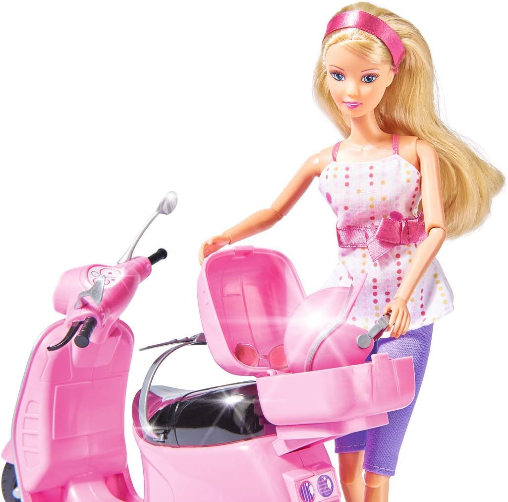 Simba 105730282 - Steffi Love Chic City Trotinetă, Steffi cu trotinetă roz, cu cască și compartiment pentru cască, păpușă de modă, 29 cm, pentru copii cu vârsta de la 3 ani în sus