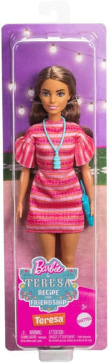 Barbie und Teresa Rezept für Freundschaft Teresa-Modepuppe mit unverkennbarem Outfit zum An- und Ausziehen, mit Accessoires inklusive einer Halskette, JCT02