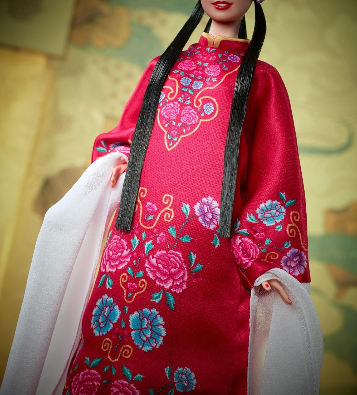 BARBIE Lunar New Year Barbie Puppe - Traditionelles Kleid in glücksbringendem Rot mit Pfingstrosenmuster, cyanblaue Schuhe mit pinken Troddeln, inspiriert von der Peking-Oper, HRM57