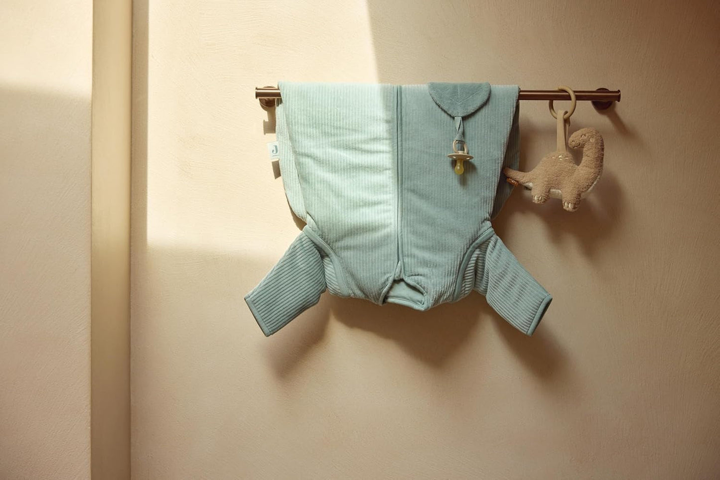 Jollein baby play train Roarsome - Pentru agățat - Jucărie pentru cărucior - Jucărie pentru scaunul de mașină al bebelușului - Accesorii pentru cărucior - Dinos și frunze Jucarii Bebe Naty Shop