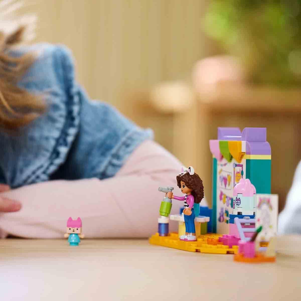 LEGO 4+ Gabby's Dollhouse Craft Fun With Baby Box, set de joacă pentru jocuri de rol, set creativ de artă și artizanat pentru fete și băieți de la 4 ani, model de jucărie House 10795 Seturi de constructie Besuche den LEGO-Store
